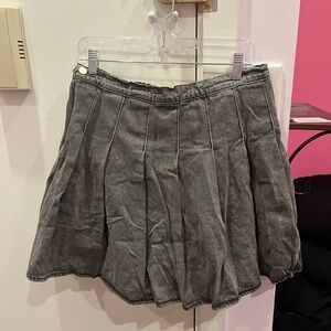 🦋 NWOT Gray Denim Pleated Skirt
